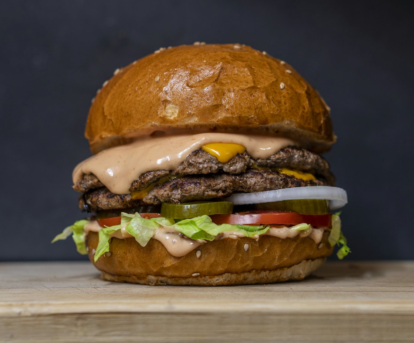Suprême burger sur fond sombre