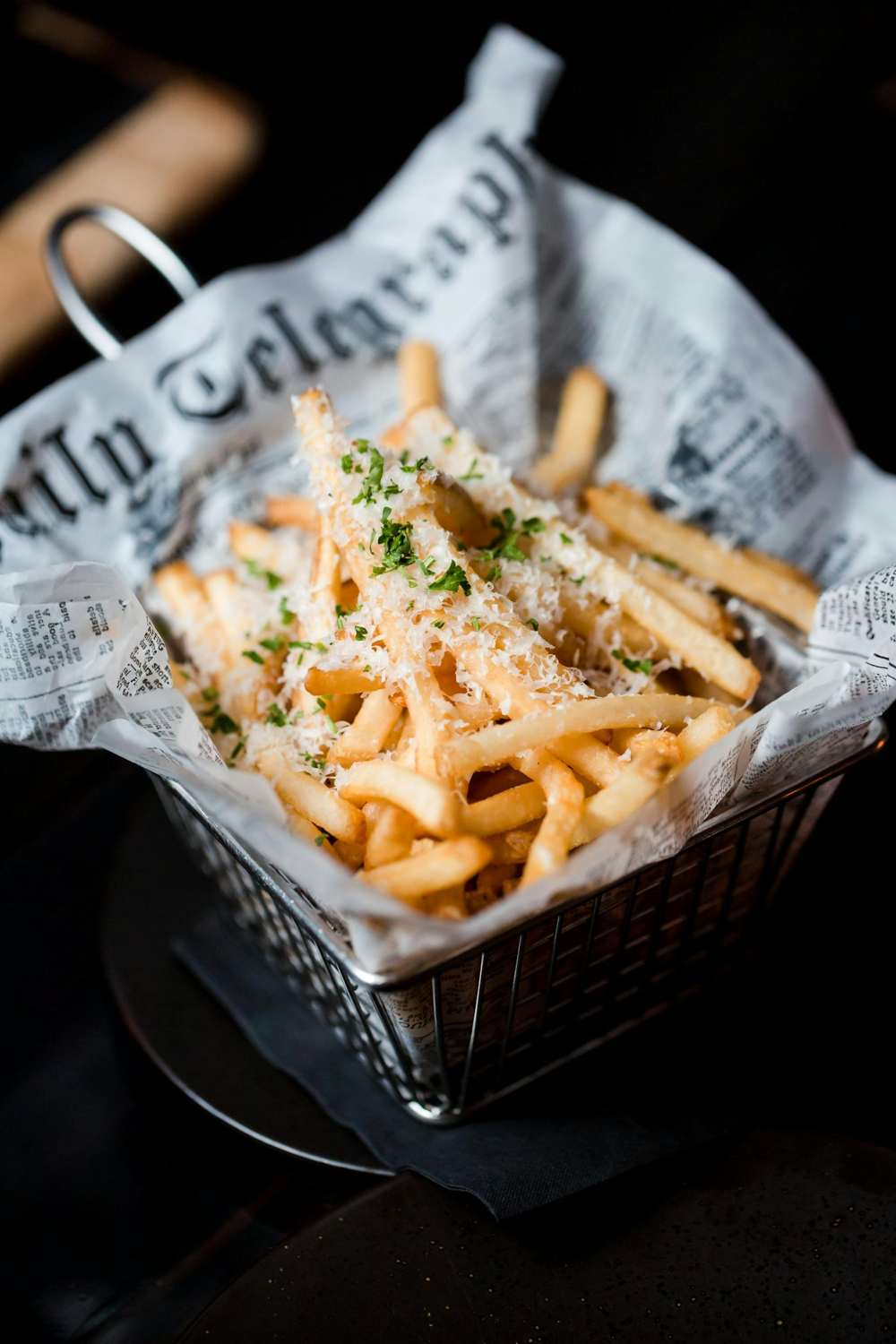 Frites nappées de sauce fromagère