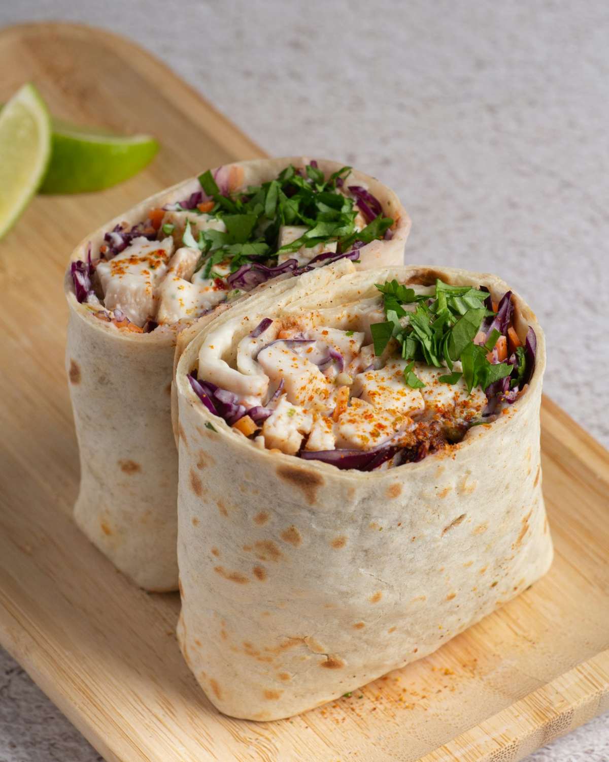 Tacos gratiné coupé en deux, sauce fromagère fondante
