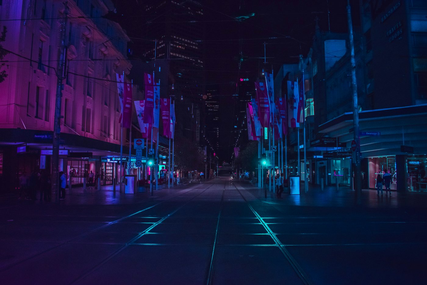 Rue de Genève la nuit, enseignes au néon